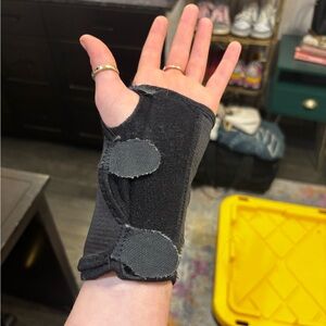 Black Wrist Support Brace (only work for 3 days)